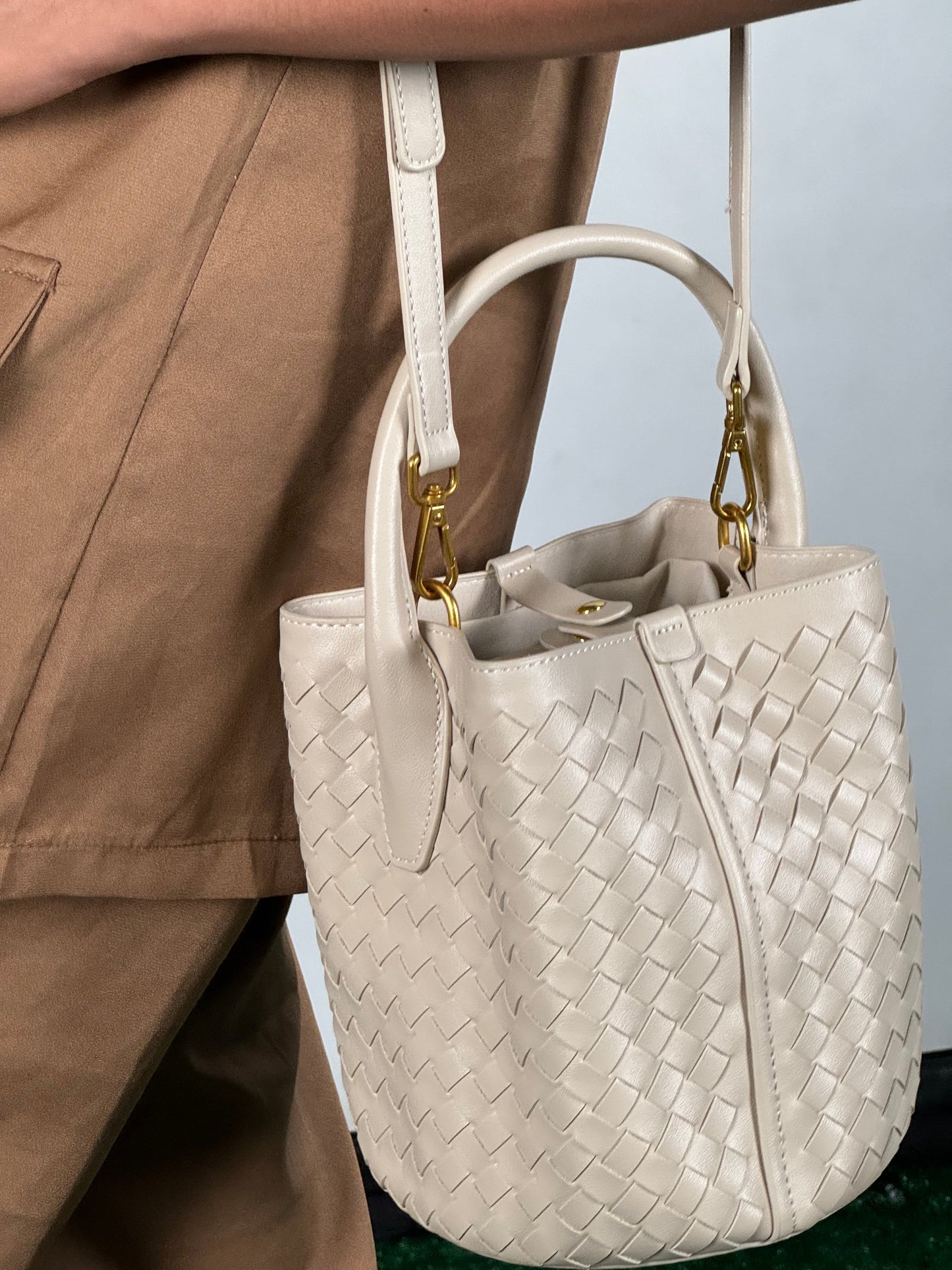BUCKET LEATHER BAG SAND