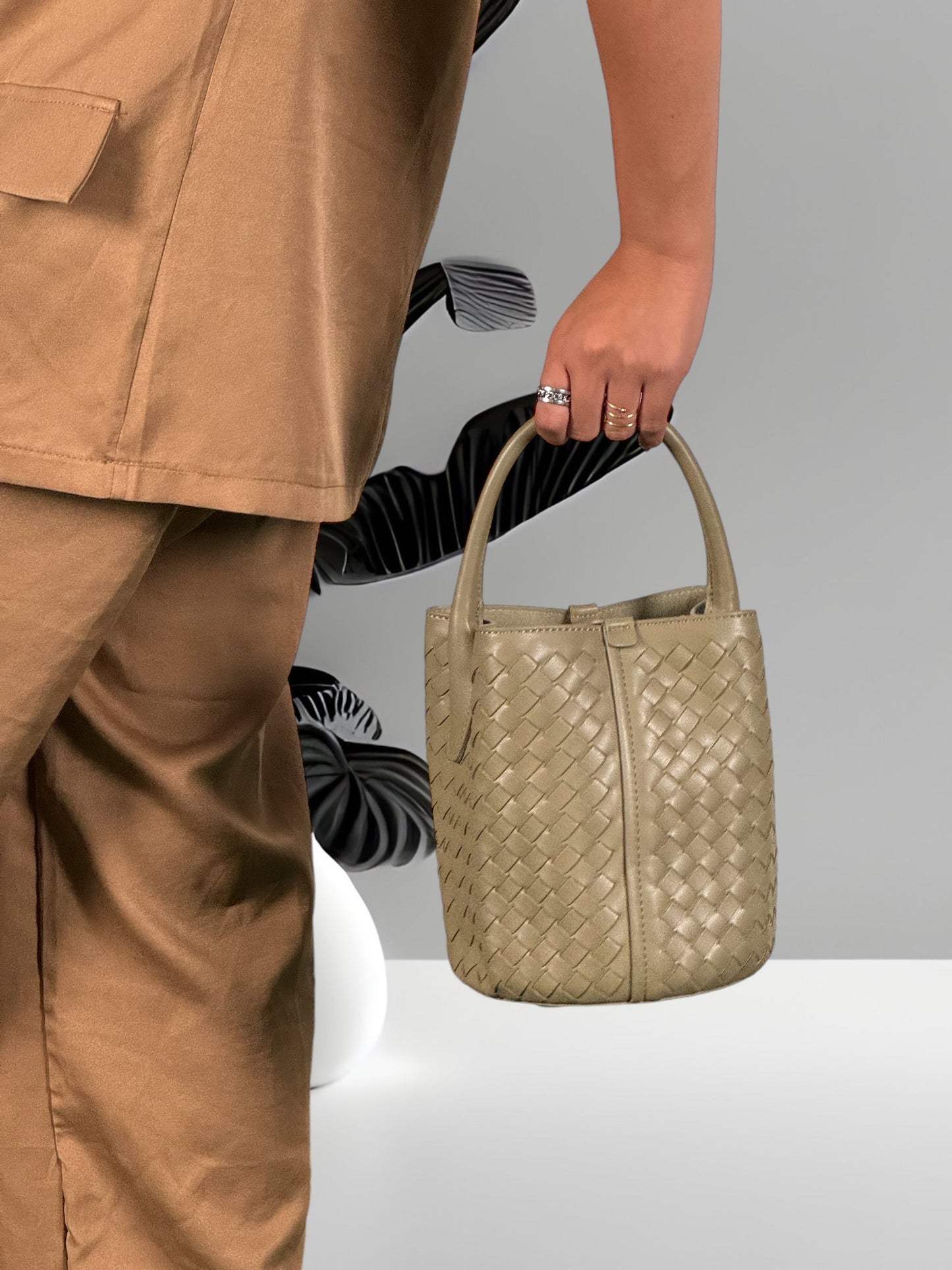 PRE-ORDER: BUCKET LEATHER BAG MOSS